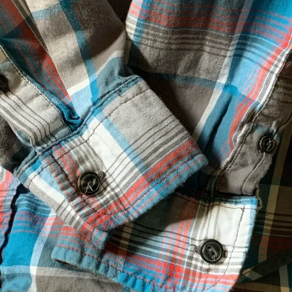 Men’s AEO blue check print button down shirt - Picture 8 of 9